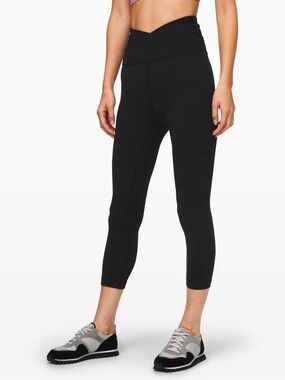 Lululemon Size 6 Black Cropped Cross Waist Leggings